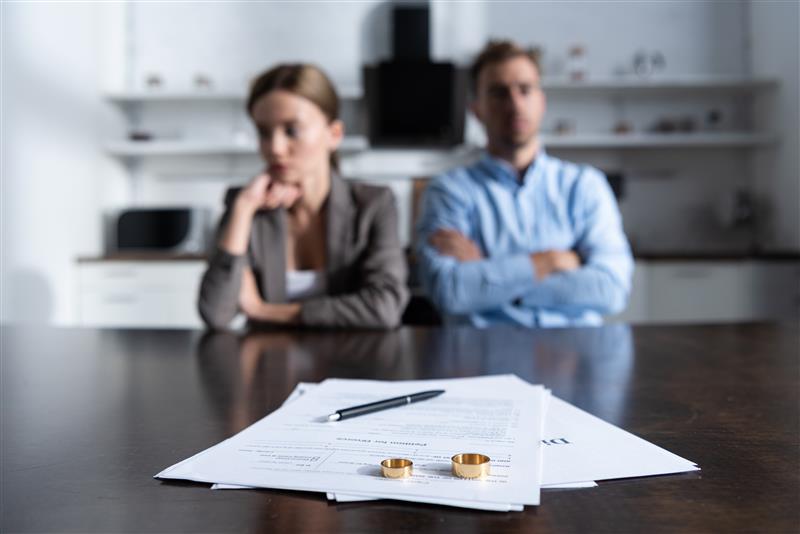 Solutions pour gérer un prêt immobilier après une séparation : désolidarisation, vente du bien, rachat de soulte ou actions en justice en cas de non-paiement par un ex-partenaire.