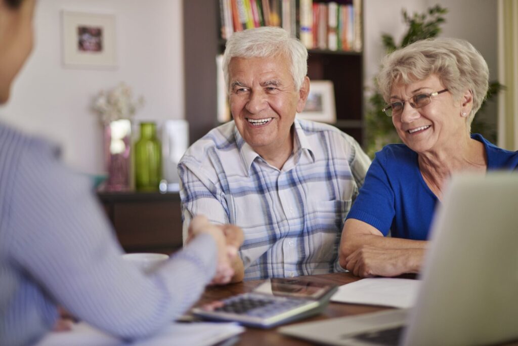 Retraité consultant un courtier pour obtenir un prêt immobilier après 60 ans