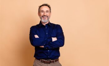 Courtier en prêt immobilier conseillant un emprunteur pour obtenir le meilleur financement dans le respect de la réglementation