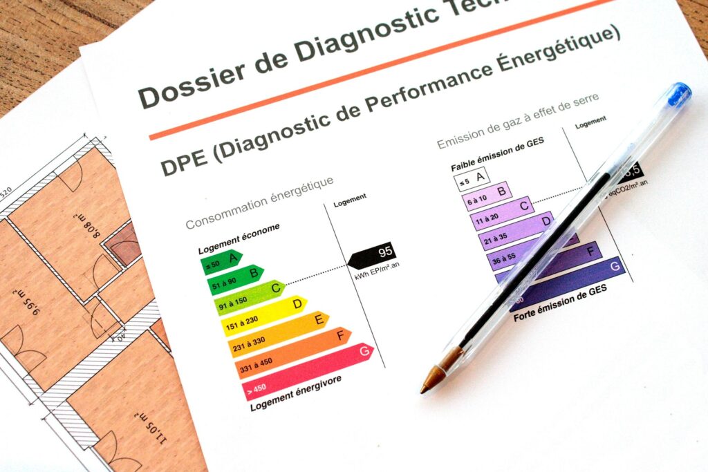 Diagnostic de performance énergétique d’un logement avec étiquettes DPE de A à G, utilisé pour évaluer la consommation d’énergie avant un achat immobilier