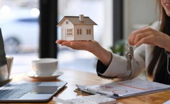 Illustration du financement d’un projet immobilier avec calcul de budget, prêts et accompagnement par un courtier.