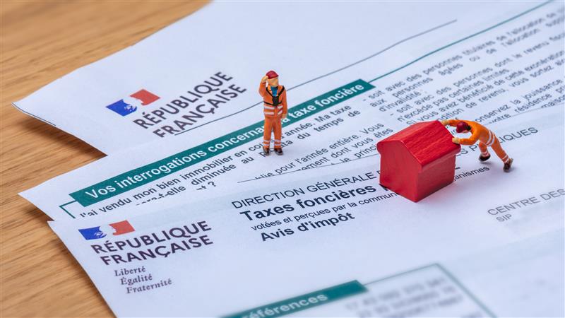 Aperçu des principales taxes auxquelles sont soumis les propriétaires : taxe foncière, TEOM, taxe d’habitation sur les résidences secondaires, taxation des logements vacants et fiscalité des revenus locatifs