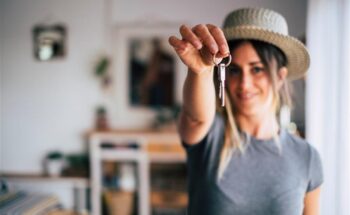 Acheter un bien immobilier seul : financement, crédit immobilier et assurance emprunteur