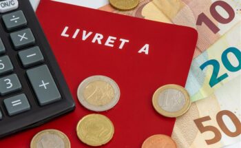 calculatrice, euros et Livret A pour préparer une épargne immobilière