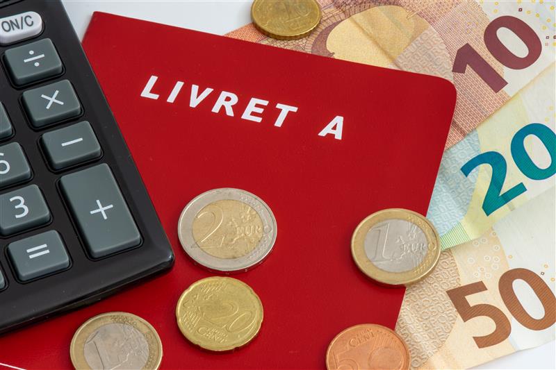 calculatrice, euros et Livret A pour préparer une épargne immobilière