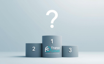 Meilleur courtier immobilier analysant un dossier de prêt et négociant un crédit auprès d’une banque