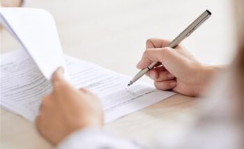 Schéma expliquant la clause de tontine dans un achat immobilier permettant au survivant de devenir seul propriétaire du bien en cas de décès