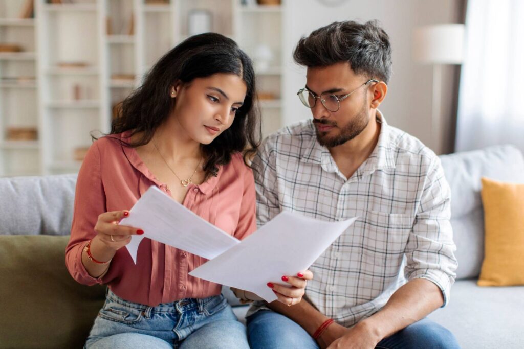 Couple analysant un prêt immobilier avec compte joint et documents bancaires