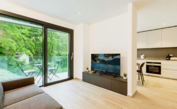 Investisseur visitant un appartement déjà loué avant un achat immobilier locatif