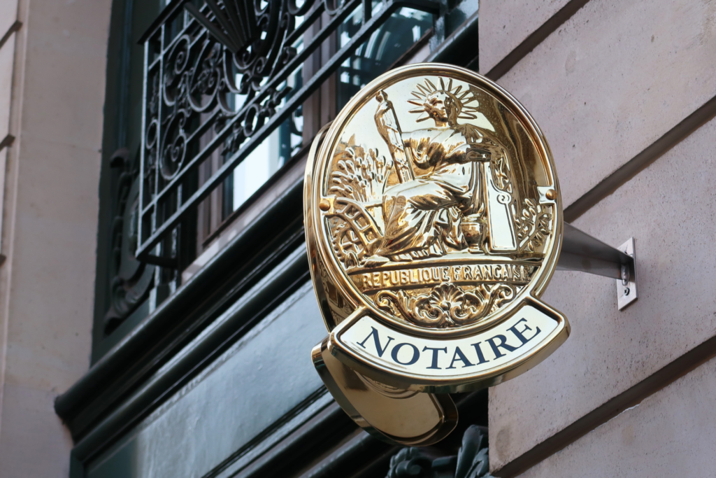 Signature d'un acte de vente immobilière en présence de deux notaires