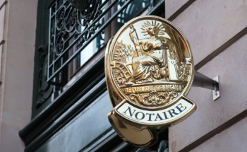 Signature d'un acte de vente immobilière en présence de deux notaires