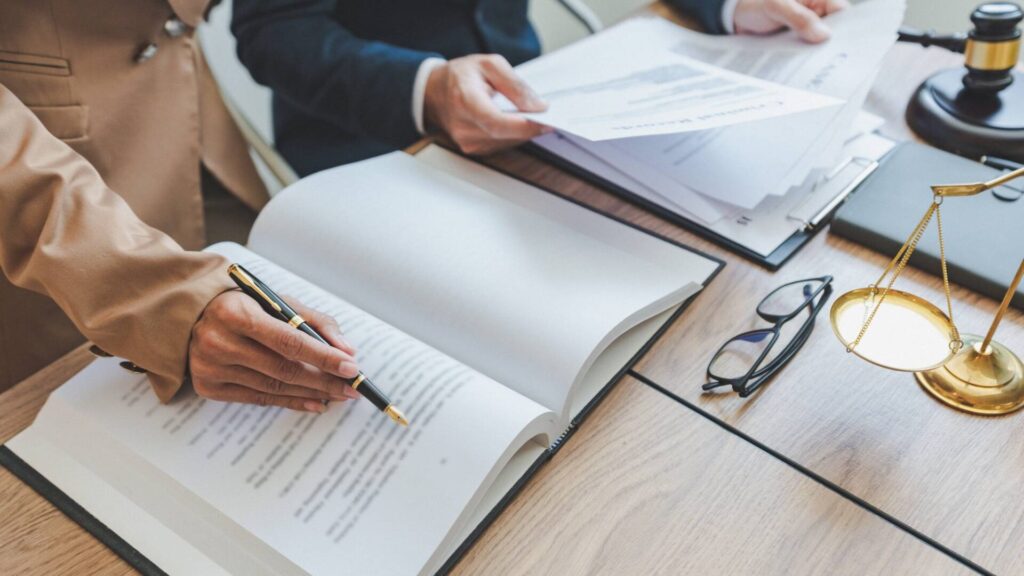 Signature de l'acte notarié de vente chez le notaire lors d'un achat immobilier