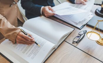 Signature de l'acte notarié de vente chez le notaire lors d'un achat immobilier